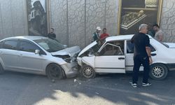 Kahramanmaraş'ta iki otomobilin çarpıştığı kazada 3 kişi yaralandı