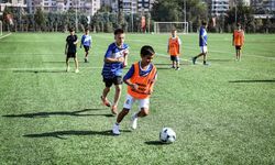 Futbol kursunda çocuklara profesyonel düzeyde eğitim verildi