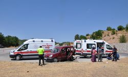 Amasya'da hafif ticari araç ile otomobilin çarpıştığı kazada 10 kişi yaralandı