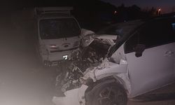 Ankara’da otomobil ile kamyonet çarpıştı: 6 yaralı