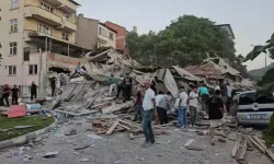 Sındırgı'da bir kadın yıkılan binanın enkazından böyle kurtarıldı