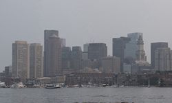 Boston, Kanada’da çıkan yangının dumanları altında