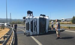 Çay yüklü TIR devrildi, otoyol kavşağı 3 saat trafiğe kapandı