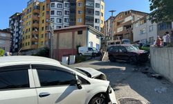Cip, park halindeki 2 otomobile çarptı: 4 yaralı