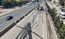Dilovası'nda TIR’daki profiller yola düştü; İstanbul istikameti ulaşıma kapandı