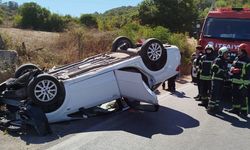 Duvara çarpan otomobil devrildi; sürücü yaralandı, eşi öldü