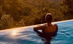 Ünlü Türkiye güzelinden Çeşme’de iddialı bikinili tatil pozu!
