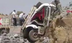 Kayalıklara çarpıp devrilen kamyonun şoförü öldü