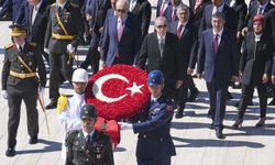Erdoğan, Anıtkabir’de ‘Ümmetin umudu ve Reis’ sloganlarıyla karşılandı