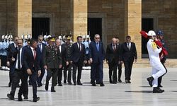 Cumhurbaşkanı Erdoğan başkanlığındaki YAŞ üyeleri Anıtkabir'i ziyaret etti