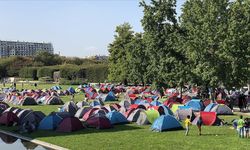 Barınma sorununa dikkati çekmek isteyen evsizler Paris Belediye Binası önünde eylem yaptı