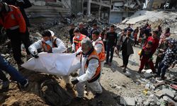 İsrail'in Gazze'de tehlikeli yola yönlendirdiği yardım tırı devrildi: 20 ölü