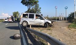 Hafif ticari araç bariyerlere çarptı: 2 yaralı