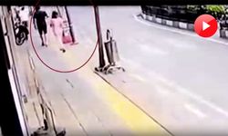 Hafif ticari aracın çarptığı çocuk yaralandı; kaza kamerada