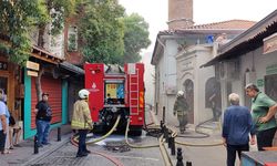 Balat'ta tarihi hamamda yangın çıktı; vatandaşlar hortumla müdahale etti