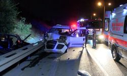 Eyüpsultan'da hafif ticari araç ile otomobil çarpıştı: 1'i ağır 2 yaralı