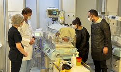 İç organları dışarıda doğan bebek, ailesi ve doktorlar sayesinde yaşama tutundu