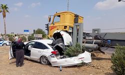 İş makinesi, kavşakta duran otomobillere çarptı: 3 yaralı