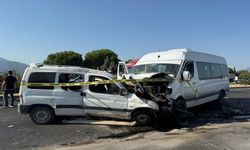İşçi servis minibüsü ile hafif ticari araç çarpıştı: 1 ölü, 13 yaralı