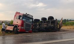 Kum yüklü TIR devrildi, sürücü yaralandı