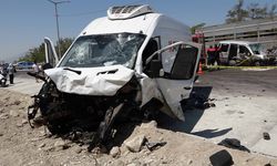 Minibüs ile hafif ticari araç çarpıştı; kayınpeder ile gelin öldü, 4 yaralı