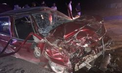 Otomobil ile çarpışan traktör ikiye bölündü: 5 yaralı