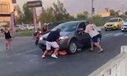 Otomobiliyle, çarptığı kadının üzerinden geçip kaçmaya çalıştı; o anlar kamerada