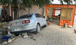 Otomobil, kahvehaneye girdi: 1 ölü, 2 yaralı