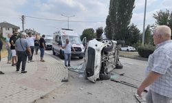 Refüje çarpıp takla atan hafif ticari araç, karşı yöne geçti; 2 yaralı