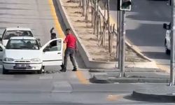 Ankara’da trafikte önünü kestikleri sürücüye bıçak ve kılıçlı saldırı kamerada