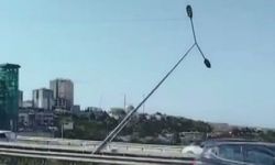 Şiddetli rüzgar nedeniyle aydınlatma direği yan yattı: D-100'de trafik durdu