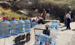 Su kesintisinin yaşandığı İzmir Çiğli'de bazı vatandaşlar çeşmede kuyruk oluşturdu