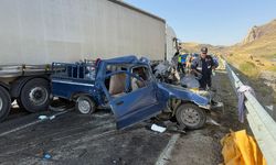 Hakkari'deki trafik kazasında ölen aynı aileden 5 kişinin cenazeleri toprağa verildi