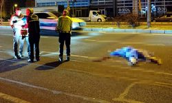 Kamyonetin çarptığı, bir otomobilin ezdiği yaya hayatını kaybetti