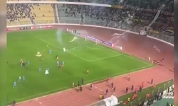 Taraftarın attığı havai fişek futbolcuyu yaraladı