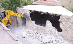 Kapadokya’da kaçak otel yıkıldı