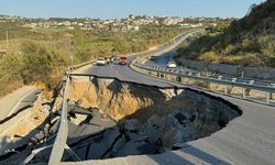Söke-Kuşadası Karayolu'nda yol çöktü