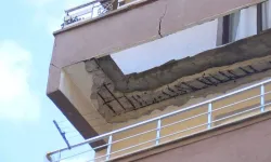 İstanbul'da korku dolu anlar: Beş katlı binanın balkonu çöktü