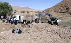 İş makinesinin kovasına bakım yaparken kamyon çarpan operatör öldü