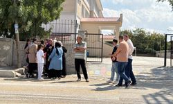 Sınıfa giren bir kişi iki öğretmeni bıçakladı!