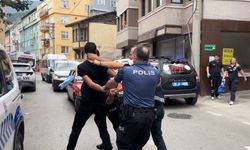 İhbara giden polislerden birini köpek, diğerini ise sahibi ısırdı