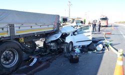 Işıkta bekleyen TIR'a çarpan otomobilin sürücüsü yaralandı, annesi öldü