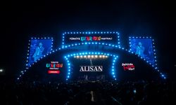 Alişan Ankara konserinde Filistin’e destek verdi