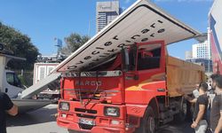 Ankara'da kamyonun açılan damperi yön levhasına çarptı