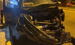 Antalya'da üç aracın çarpıştığı kazada 5 kişi yaralandı