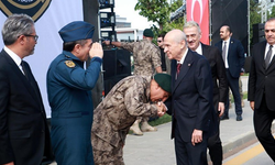 Bahçeli'nin elini öpen Özel Harekat Başkanı Karadeniz, vali olarak atandı!