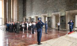 Ankara’daki Balıkesirliler ‘Kurtuluş Günü’nde Anıtkabir’i ziyaret etti