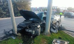 Yön levhası direğine çarpan otomobilin sürücüsü ağır yaralandı