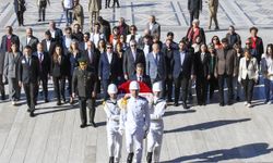CHP heyeti, yarın yapılacak kurultay öncesi Anıtkabir'i ziyaret etti