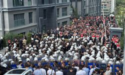 CHP İstanbul İl Binası önünde milletvekillerine biber gazlı müdahale
